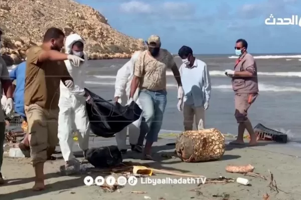 El mar devuelve cadáveres a Libia y hay entierros masivos
