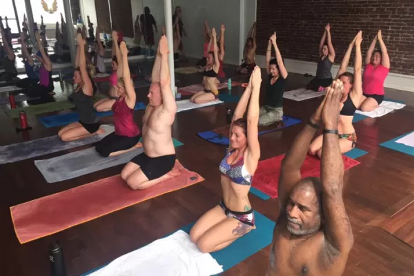 ¿Qué es el “hot yoga”? La práctica milenaria en tendencia que algunos famosos practican