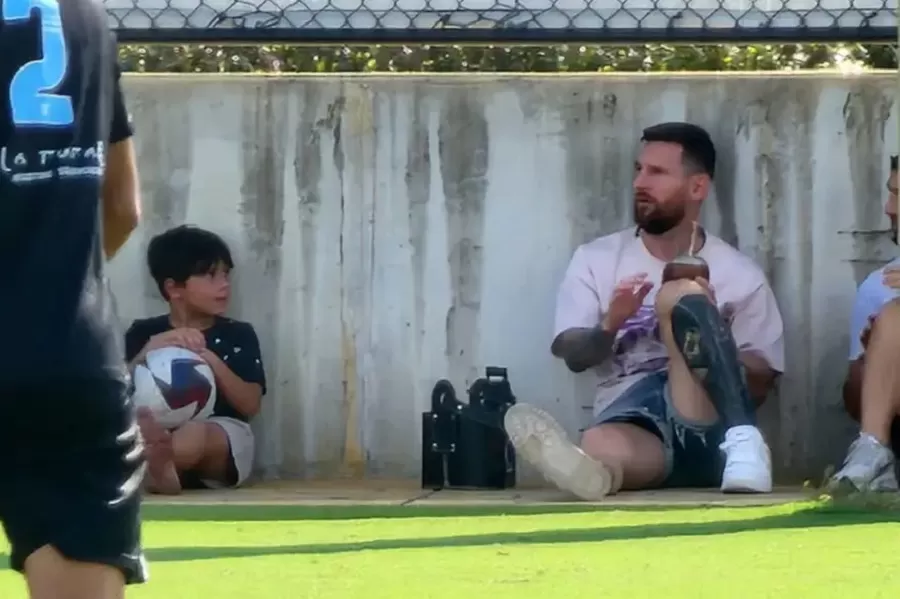 Un padre más: Messi fue espectador de lujo de un entrenamiento de su hijo