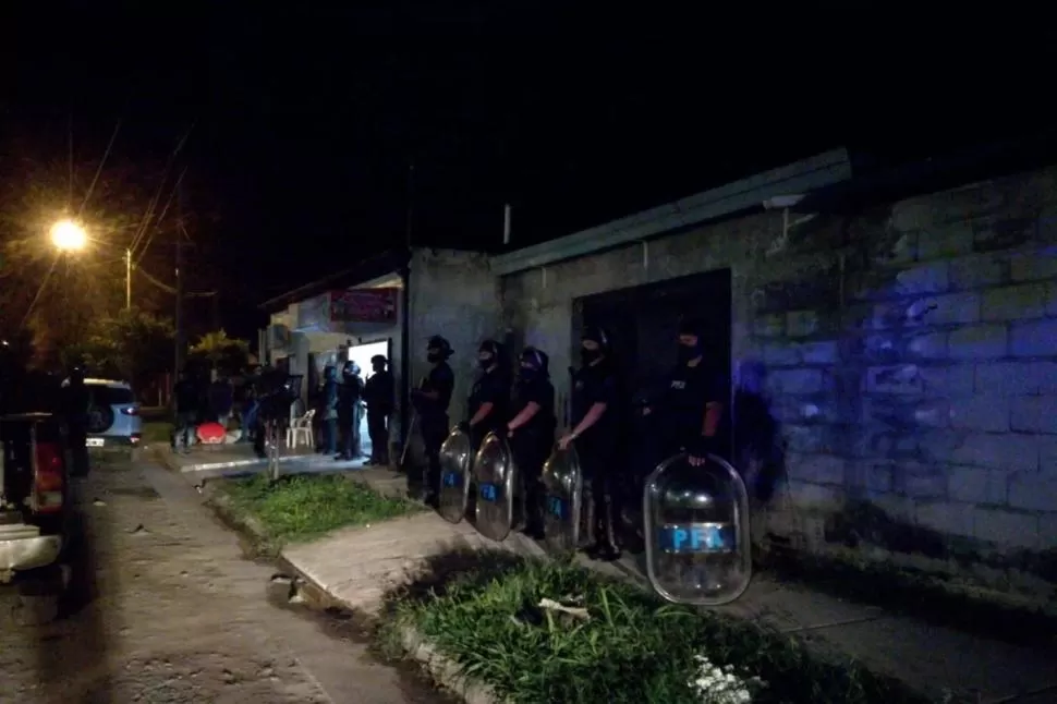 EN LAS TALITAS. Los federales custodian el frente de una vivienda donde buscaron a los secuestradores de un ciudadano boliviano que logró irse. 