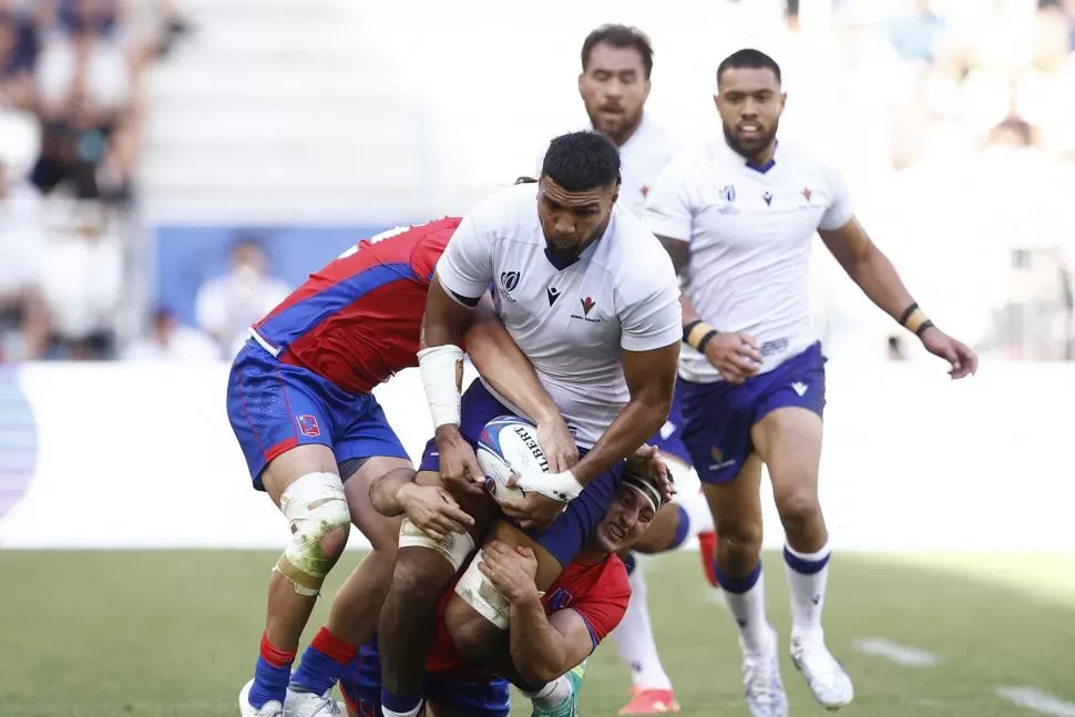 TACKLE ABAJO. Samoa se mostró muy impreciso en el primer tiempo contra Chile, pero en el segundo demostró lo que puede hacer si se le deja hacer su juego. reuters