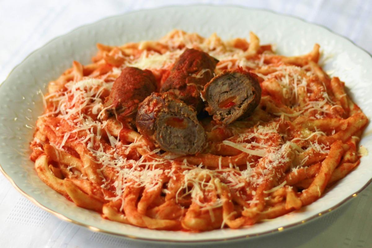Fusilli con braciola, pasta típica en la región de Molise, sudeste de Italia