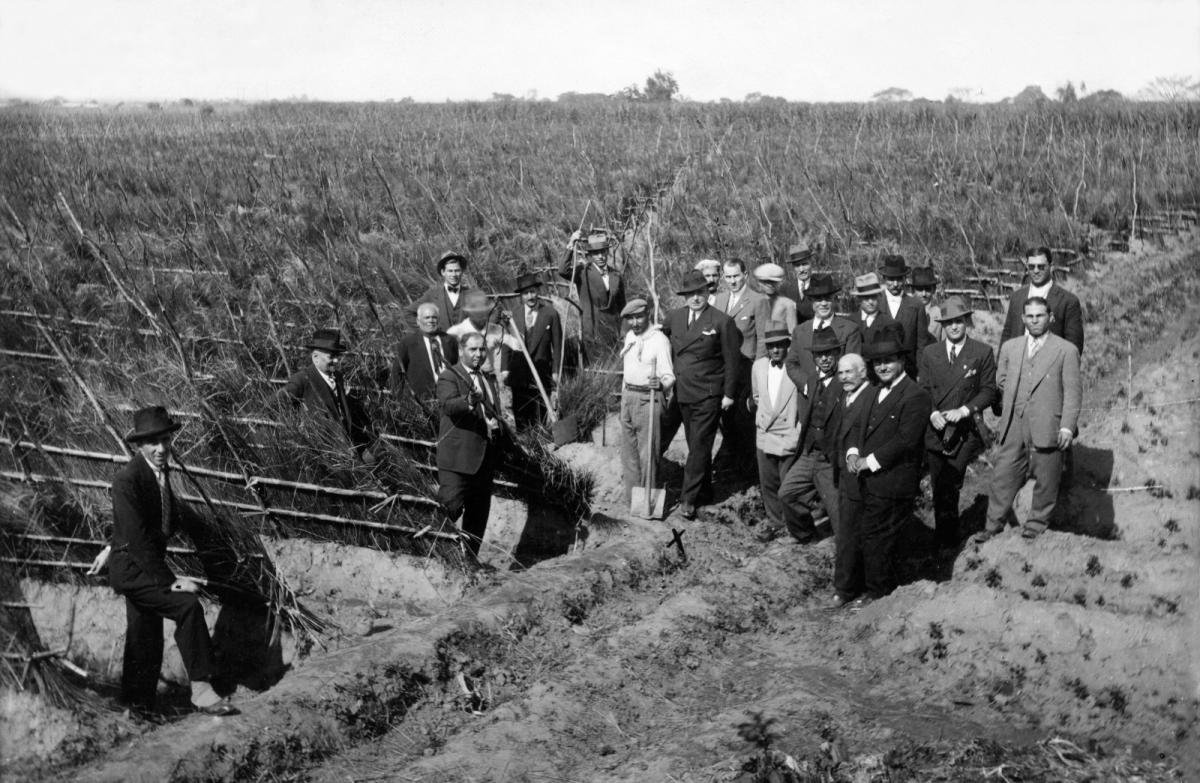 Inmigrantes italianos en Lules recorriendo sus fincas a principio del siglo XX.