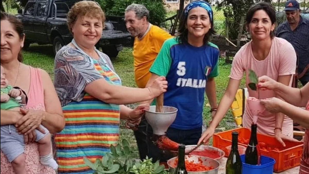 LULES. Los descendientes de italianos se reúnen una vez al año para preparar la salsa del mismo modo que sus abuelos