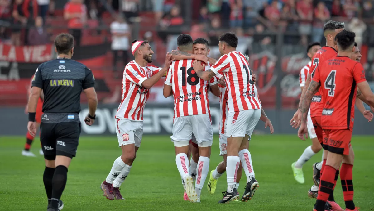 FESTEJO. Los jugadores de San Martín celebran el tercer gol, anotado por Nahuel Banegas.