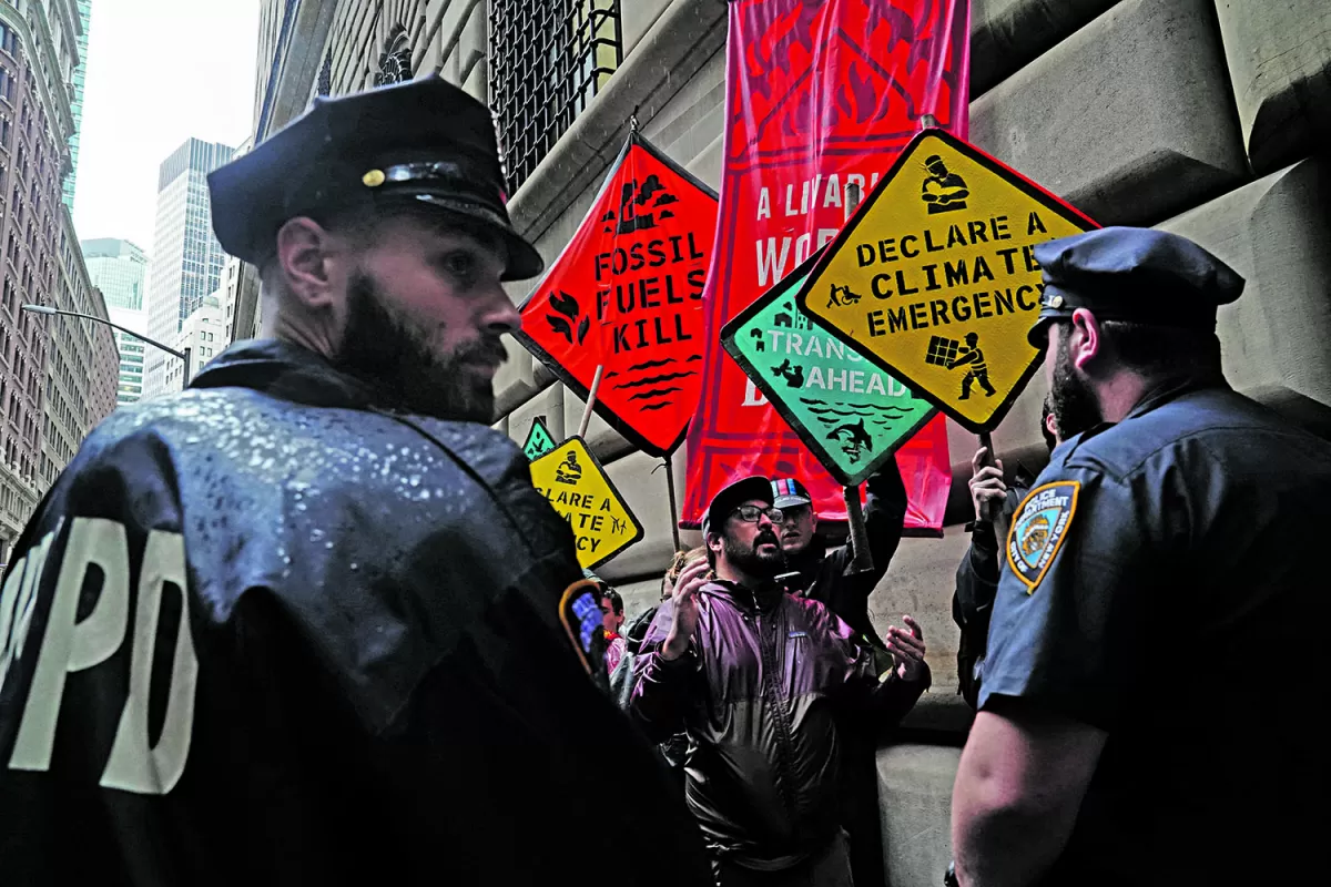 EXIGENCIA. Frente a la Reserva Federal en Nueva York, reclamaron que se deje de usar petróleo. 