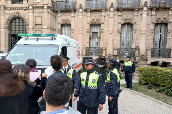 Reclamo laboral de cuidadoras: hubo empujones con la Policía en la puerta de la Casa de Gobierno