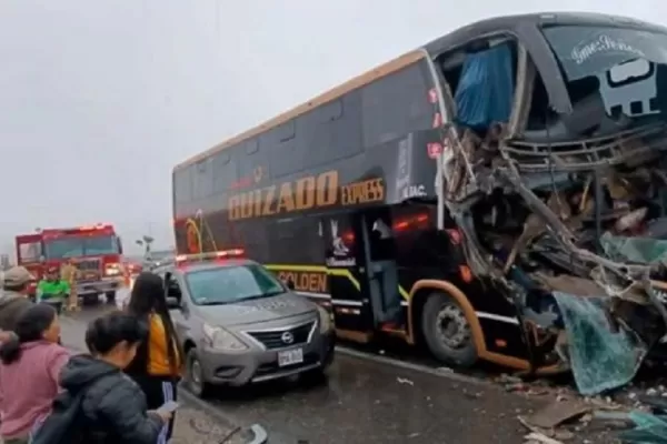 Perú: más de 20 muertos tras la caída de un ómnibus a un barranco