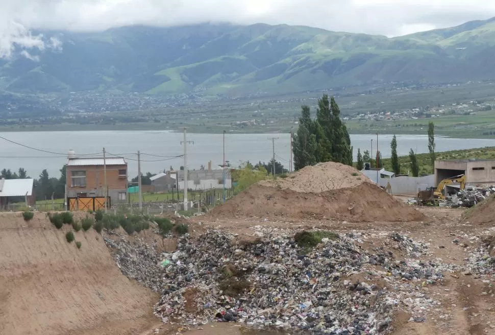 FOCO CONTAMINANTE. La planta ya está en una zona urbanizada. Recibe basura de Tafí y de El Mollar.   