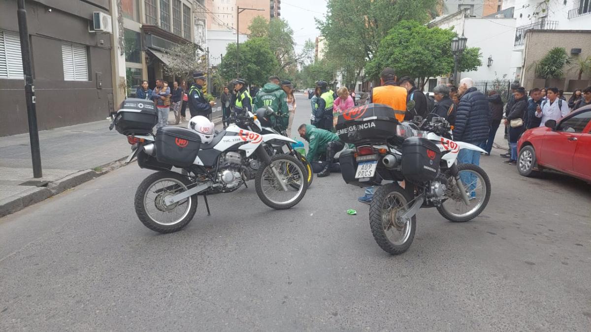Un motociclista atropelló a una mujer en Barrio Norte