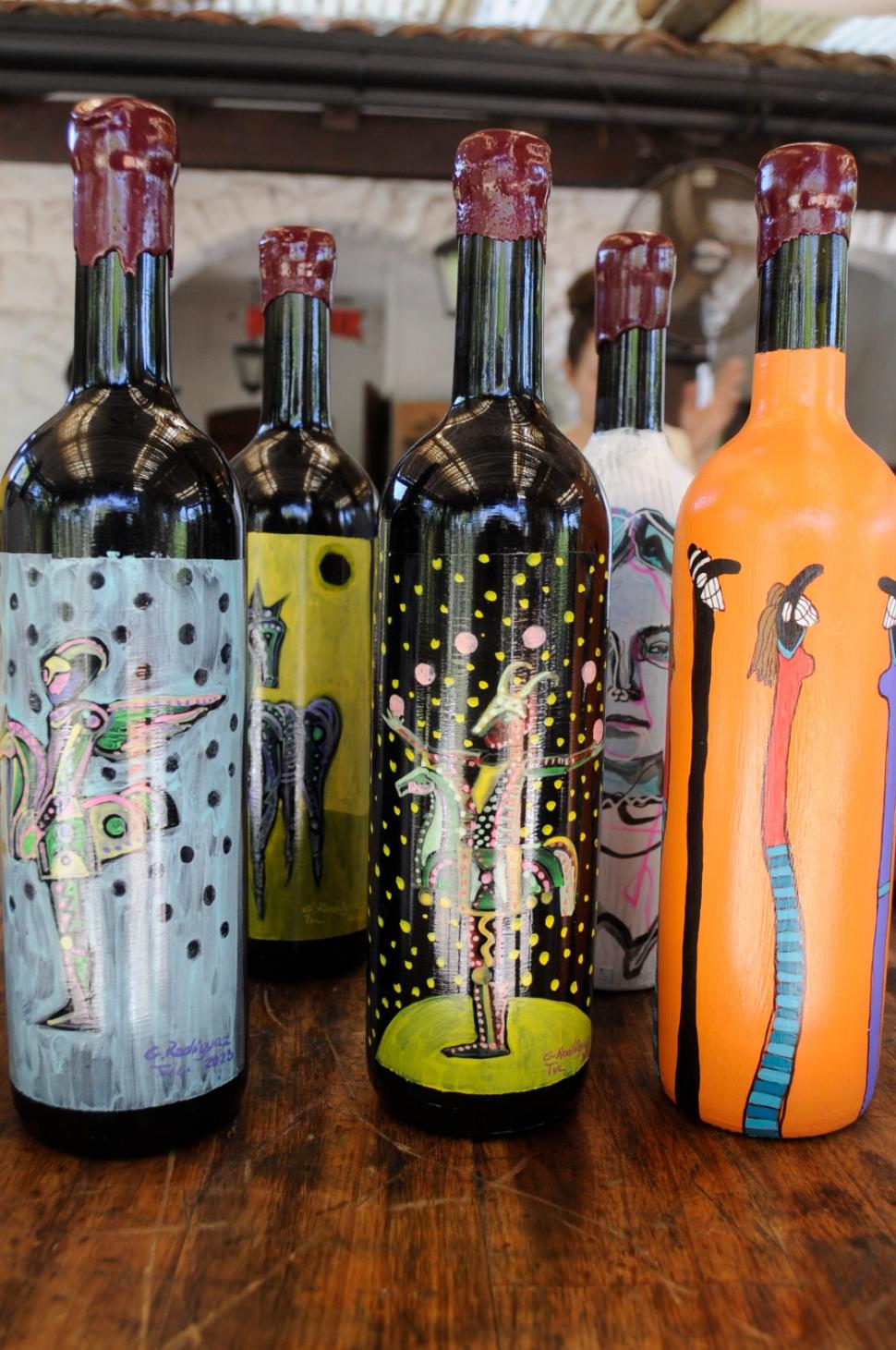 MENOS ETIQUETAS, MÁS ARTE. Algunas de las botellas intervenidas que integran la colección de Amichao. 