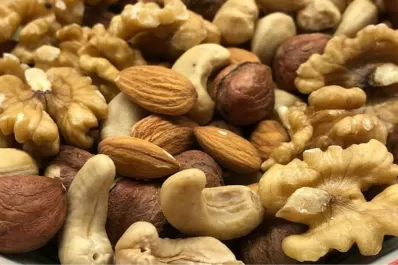 Qué cantidad de frutos secos se recomienda comer al día y por qué su exceso puede ser perjudicial