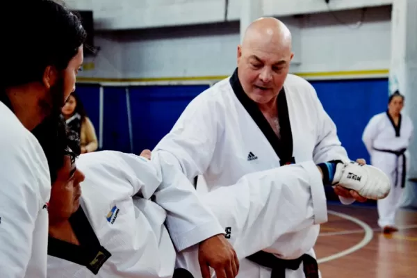 Quién es el maestro en Taekwondo que llegó a la provincia para capacitar a las fuerzas de seguridad