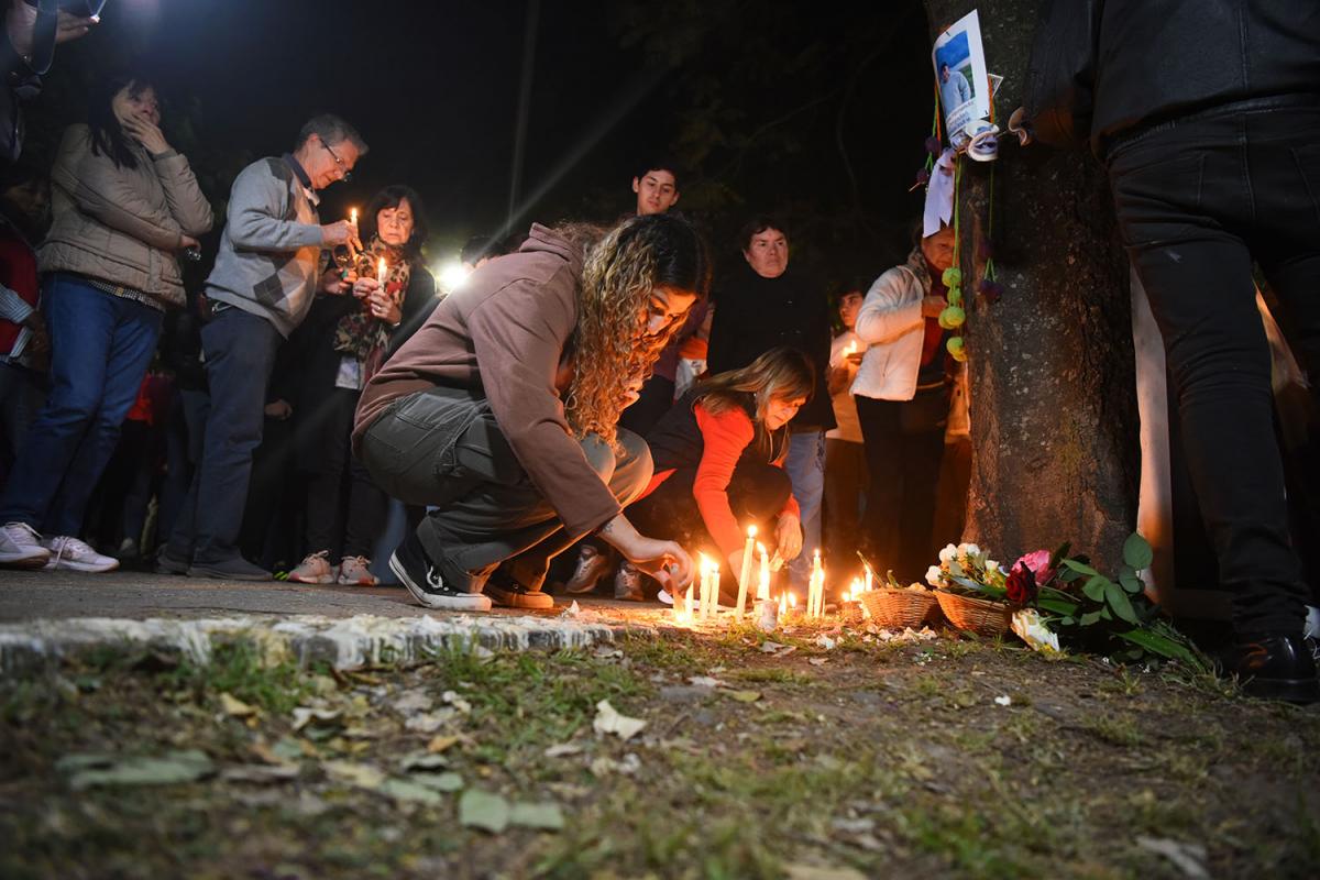 PLEGARIAS. Los presentes hicieron silencio y rezaron por Lucas.