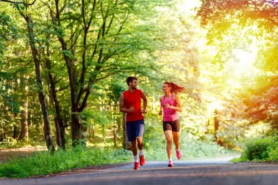 Cuáles son las mejores rutinas de ejercicios para hacer al aire libre en primavera