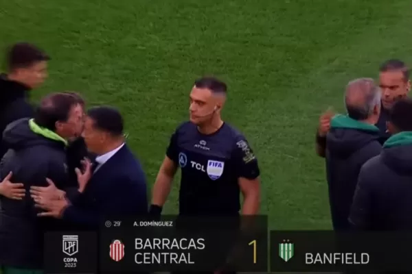 Falcioni, furioso, empujó al árbitro en el partido de Banfield contra Barracas
