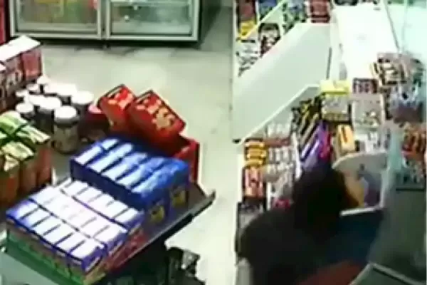 Video: intentaron asaltarlo pero lo salvó el vidrio blindado