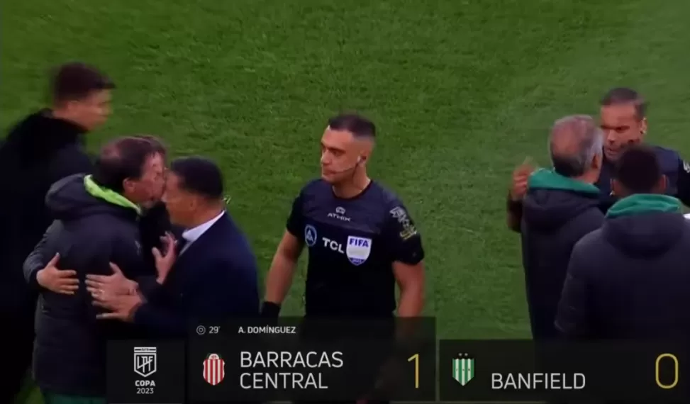 Falcioni, furioso, empujó al árbitro en el partido de Banfield contra Barracas