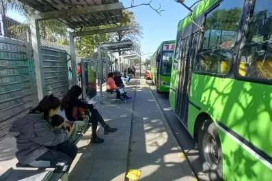 Conflicto en el transporte: la Provincia acelera el envío de fondos para evitar un paro