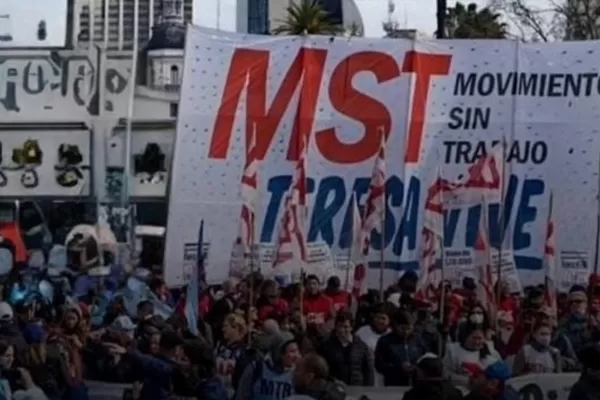 Se movilizan en Tucumán, Buenos Aires y el resto del país en contra de la Ley Bases