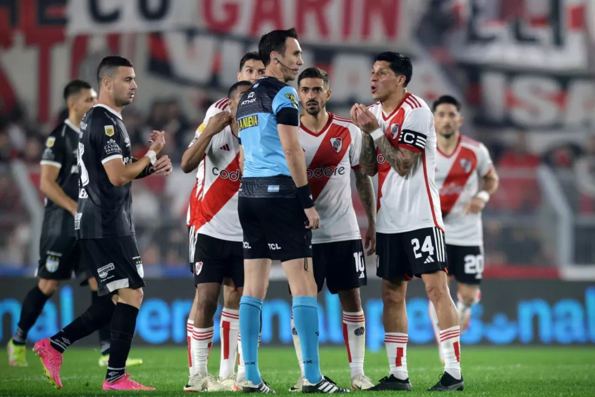 ¿Por qué anularon el gol de Paulo Díaz a Atlético?: se difundieron los audios del VAR