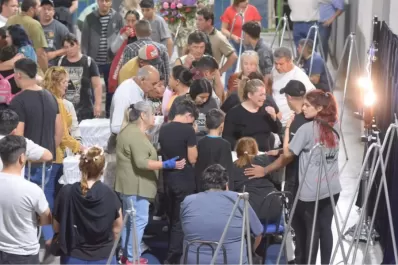 Video: dolor y conmoción en el multitudinario velorio de Huguito Flores