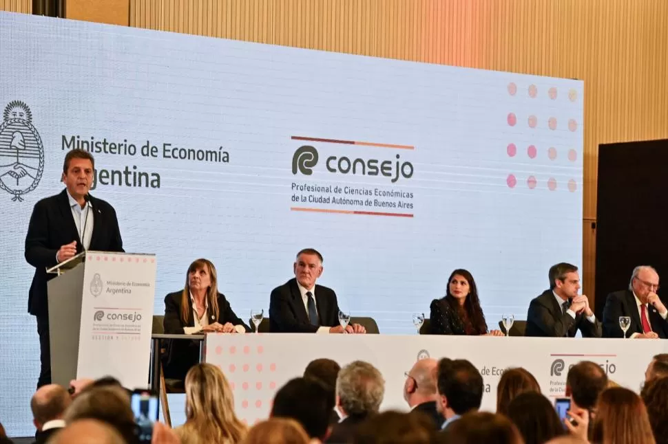 ANTE PROFESIONALES. El ministro y candidato expuso las medidas en el Consejo Profesional de Ciencias Económicas de la Ciudad de Buenos Aires. 
