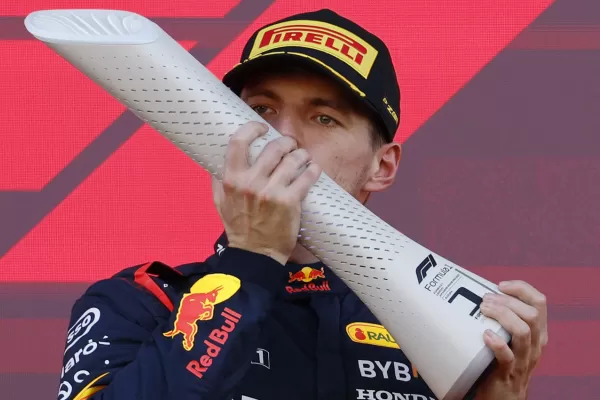 Verstappen voló en Japón y Red Bull se aseguró el título de constructores en la Fórmula 1