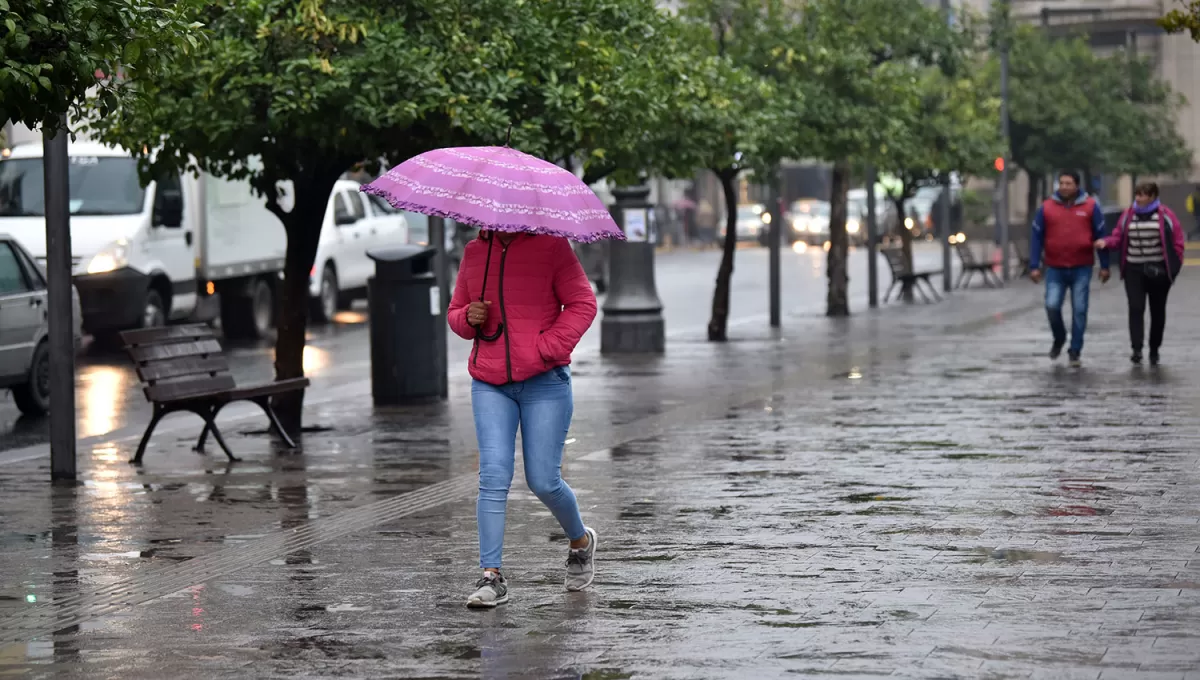 PASADOS POR AGUA. La semana comenzó con lluvias, mucha humedad y el descenso de la temperatura en Tucumán. 