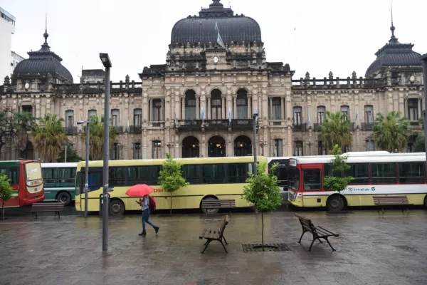 Caos en el microcentro: en protesta, los choferes estacionaron los ómnibus en la plaza Independencia