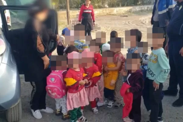 Detuvieron a una maestra por llevar 25 niños en un auto: ¿cómo hizo?