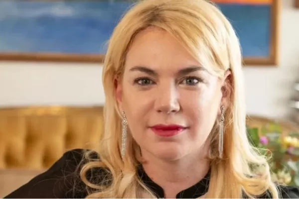 La extraña manera en la que descubrieron a Esmeralda Mitre limpiando su celular y se volvió viral en las redes