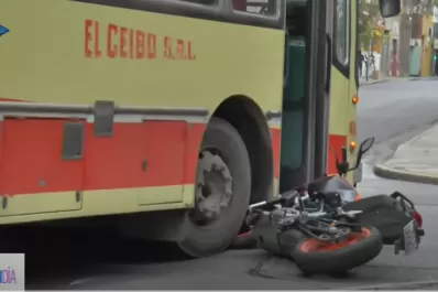 Video: el impresionante accidente entre un colectivo y una moto que interrumpió el tránsito en pleno centro