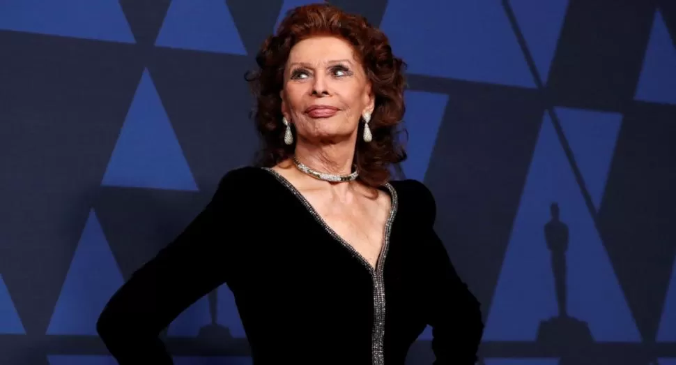ESPLÉNDIDA. Sophia Loren posa en una ceremonia de los Oscar, en 2019. 