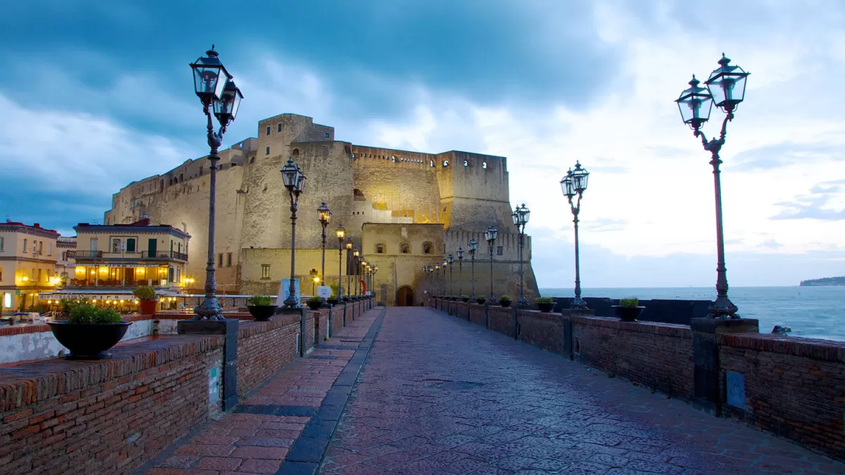 Un huevo mítico que cuida un castillo y una ciudad en el sur de Italia