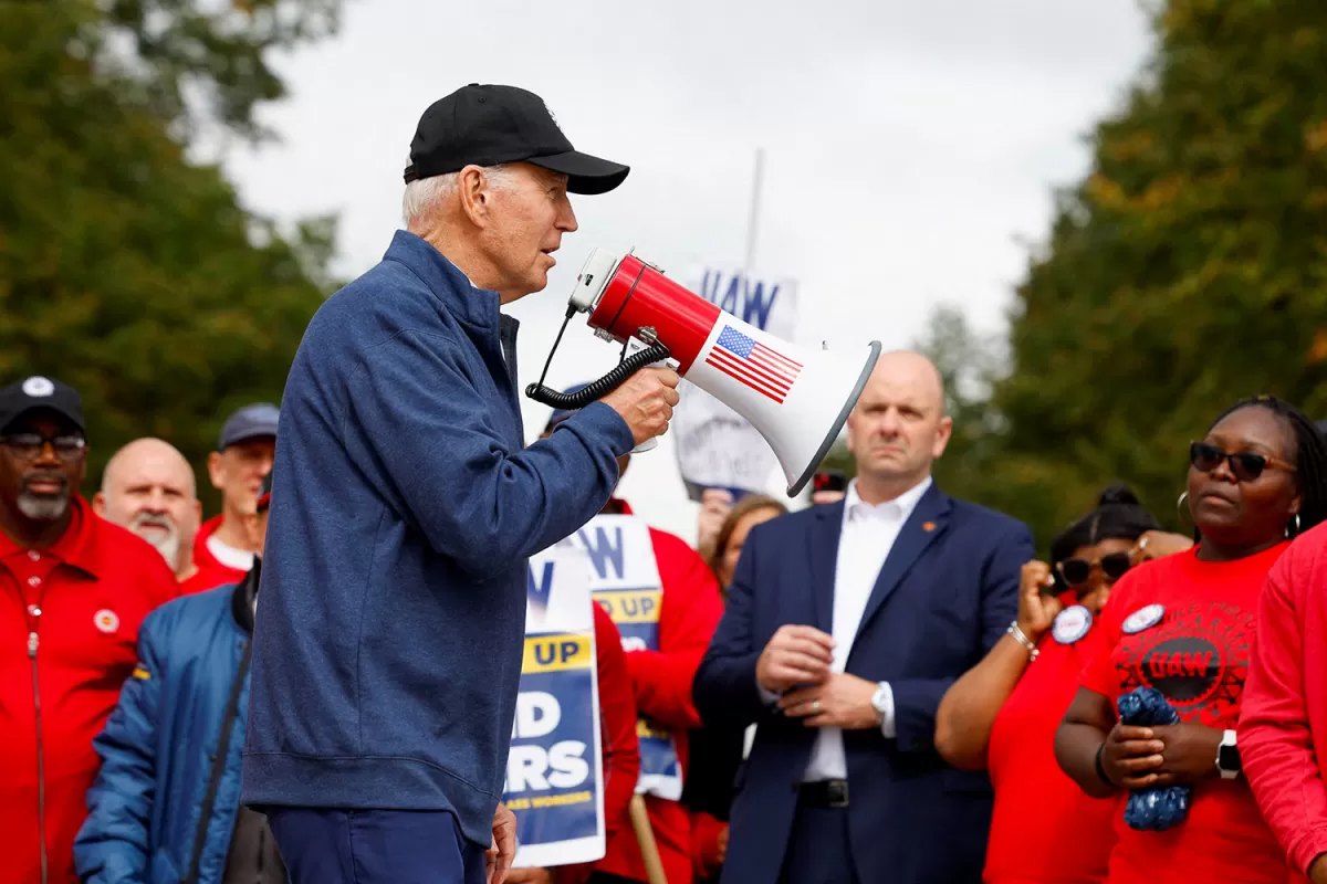 HUELGA. Los trabajadores de la industria automotriz de Belleville están de paro. Biden agarró el megáfono y dijo que a los obreros debería irles tan bien como a los empresarios. 