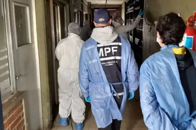 Hallan muerto a un joven detenido en la comisaría primera: abren una investigación