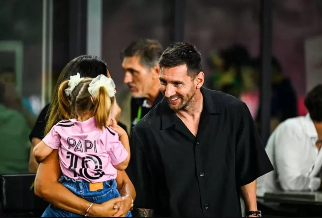 Lionel Messi y Antonela Roccuzzo junto a la hija de Jordi Alba.