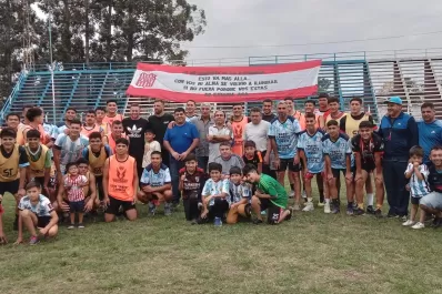 Pablo Frontini visitó al Club Social y Deportivo Marapa y compartió una tarde con sus jugadores