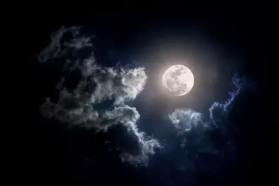 Superluna en Aries: cuáles son los rituales para aprovecharla y potenciar el amor y la energía positiva