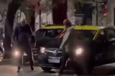 Video: una violenta pelea entre dos taxistas terminó con un motociclista atropellado y con peatones involucrados