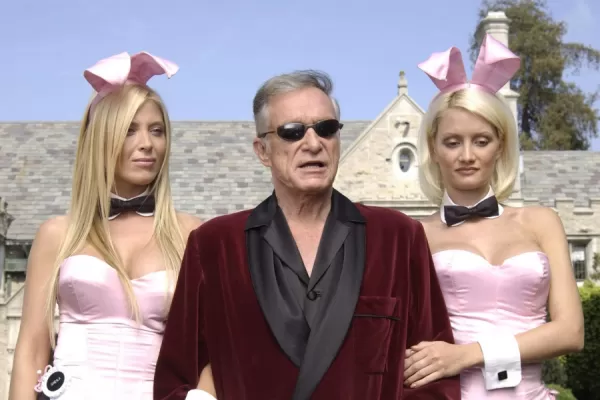 Hugh Hefner: la historia oculta del creador del imperio Playboy que fue virgen hasta los 22 años