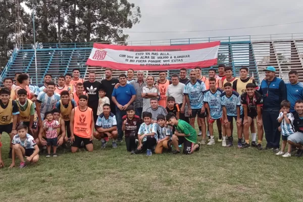 Pablo Frontini visitó al Club Social y Deportivo Marapa y compartió una tarde con sus jugadores