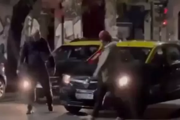 Video: una violenta pelea entre dos taxistas terminó con un motociclista atropellado