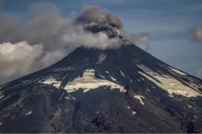 Alerta naranja en Chile por el volcán Villarrica: ¿afectará a Argentina?