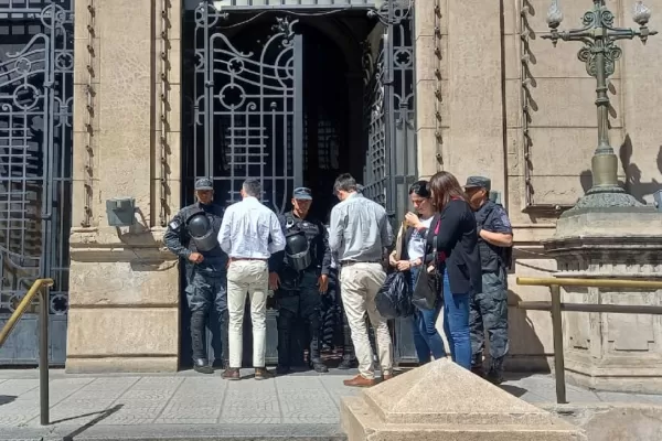 Desalojaron la Casa de Gobierno por una nueva amenaza de bomba