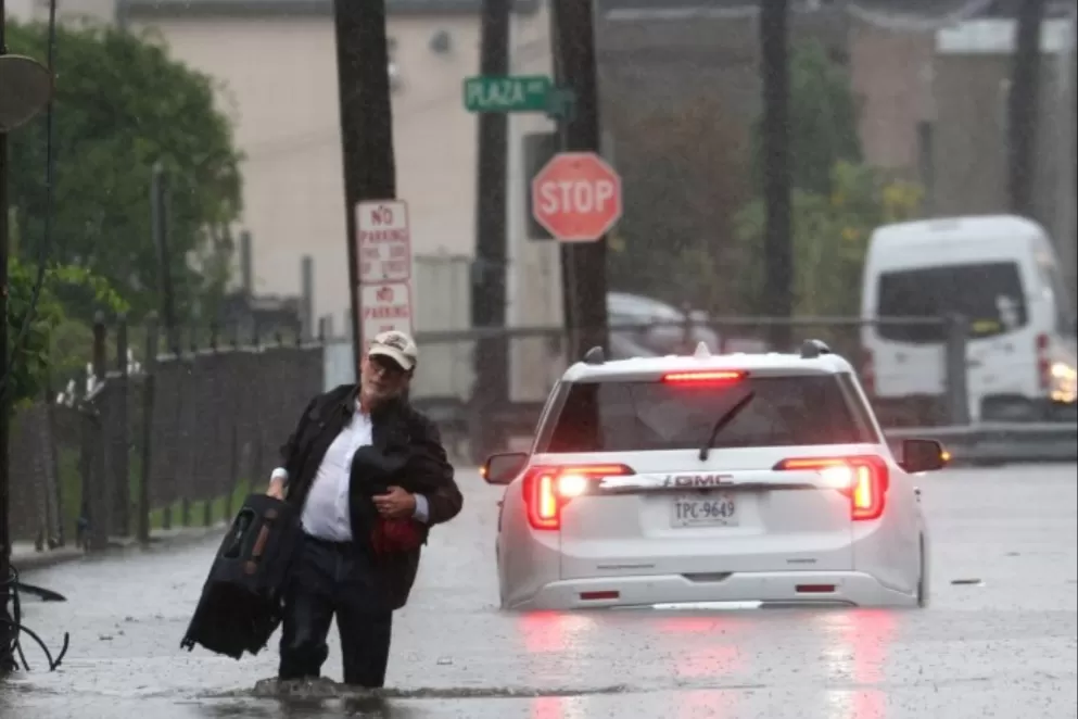 Inundaciones en Nueva York: declararon la emergencia por las lluvias y suspendieron el transporte