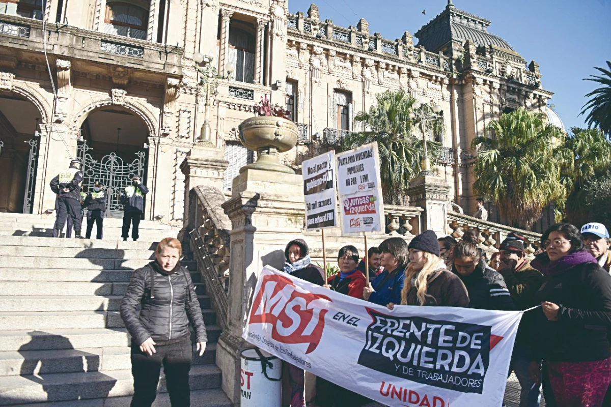 EN LA CALLE. El Frente de Izquierda lleva sus reclamos hasta la Casa de Gobierno, donde suele concentrarse con sus pancartas. LA GACETA / FOTO DE ANALÍA JARAMILLO.