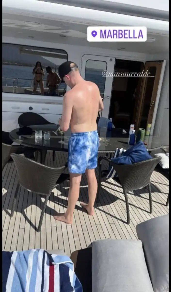 Se viralizaron imágenes de las lujosas vacaciones de Martín Insaurralde junto a una modelo