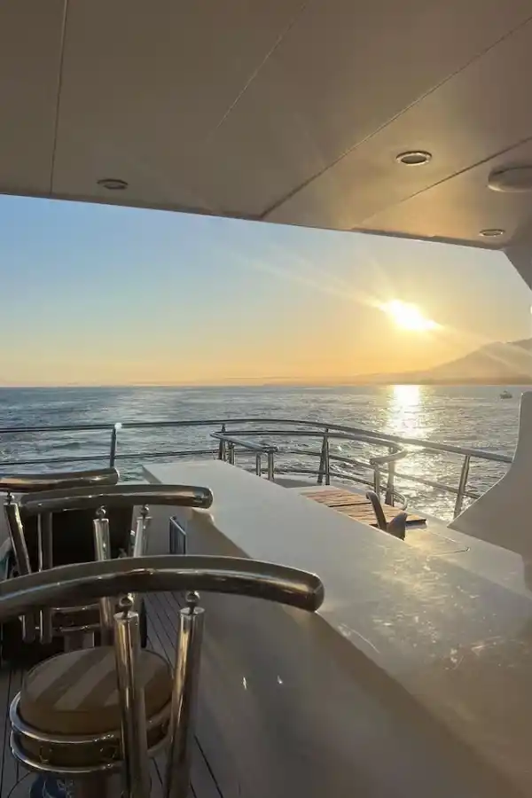 Bandido: cómo es el yate en el que Insaurralde disfrutó de un paseo por el Mediterráneo con Sofía Clerici